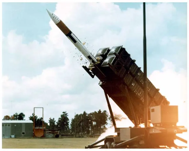 MIM-104E Patriot PAC-2 GEM/T, Patriot PAC-2 guidance-enhanced interceptor missile, Air Defense - view 3