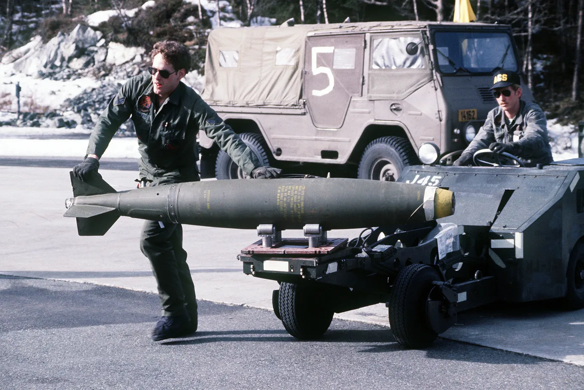 Mk 82 500-pound unguided bomb, Air-delivered 500-pound low-drag general-purpose bomb, Munitions