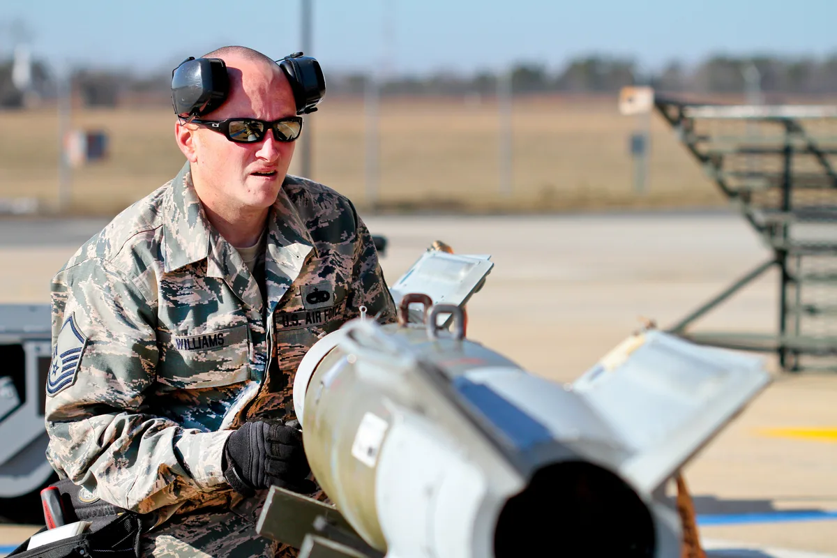 Mk 82 fitted with a Paveway- or Lizard-series guidance kit, 500-pound guided-bomb configuration, Munitions