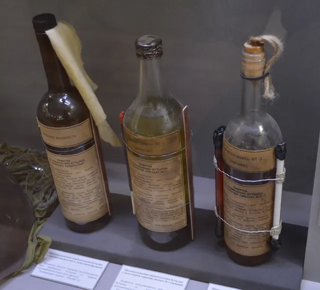 Molotov cocktails, Hand-thrown improvised incendiary weapon, Munitions - view 3