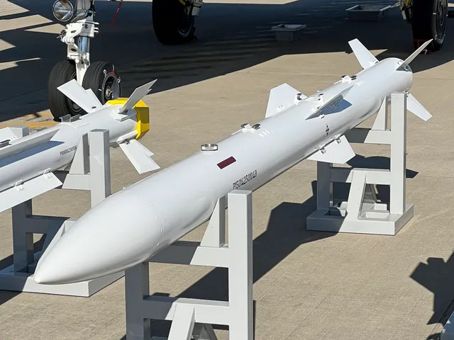 PL-15 / PL-15E, Beyond-visual-range air-to-air missile, Munitions - view 4