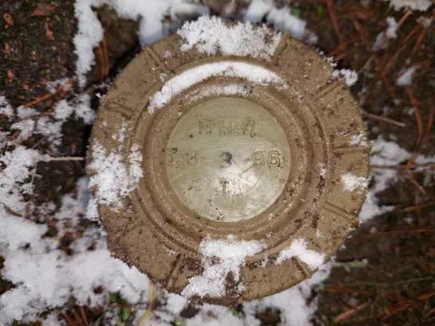 PMN-1/2/4, Antipersonnel blast mine family, Infantry Weapons