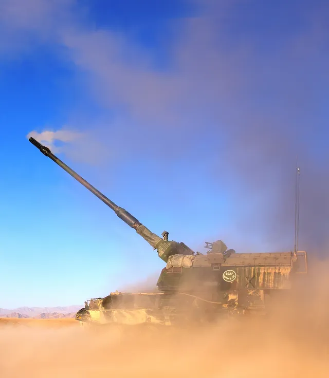PzH 2000, 155 mm self-propelled howitzer, Artillery - view 3