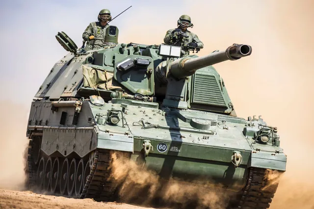 PzH 2000, 155 mm self-propelled howitzer, Artillery - view 1