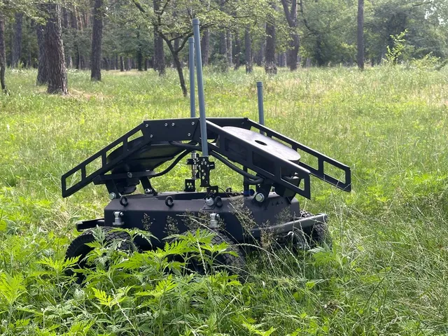 Ratel S, Uncrewed ground vehicle / remote-mining and explosive-delivery robot, Support Equipment - view 6