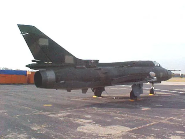 Su-17, Variable-sweep wing fighter-bomber / ground-attack aircraft, Aircraft & UAVs - view 1