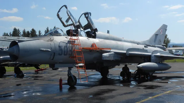 Su-22 fighter-bomber, Variable-sweep-wing fighter-bomber / ground-attack aircraft, Aircraft & UAVs - view 2
