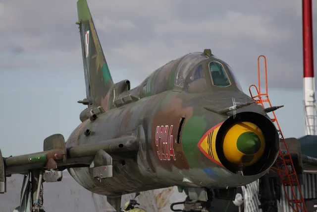 Su-22 fighter-bomber, Variable-sweep-wing fighter-bomber / ground-attack aircraft, Aircraft & UAVs - view 1