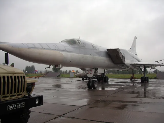 Tu-22M, Long-range supersonic bomber and missile carrier, Aircraft & UAVs - view 1