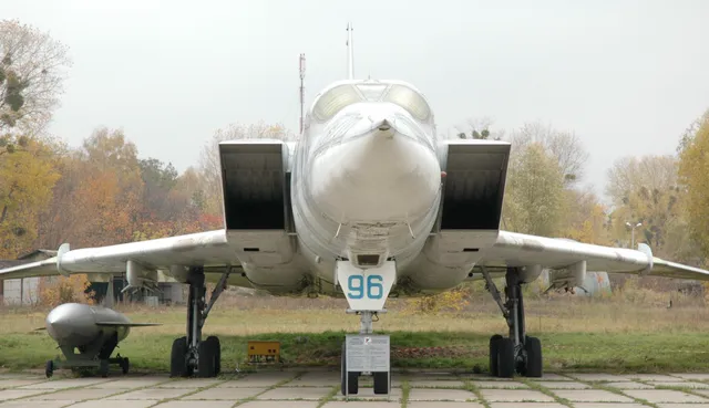 Tu-22M, Long-range supersonic bomber and missile carrier, Aircraft & UAVs - view 2
