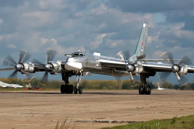 Tu-95, Strategic turboprop bomber and cruise-missile carrier, Aircraft & UAVs - view 1