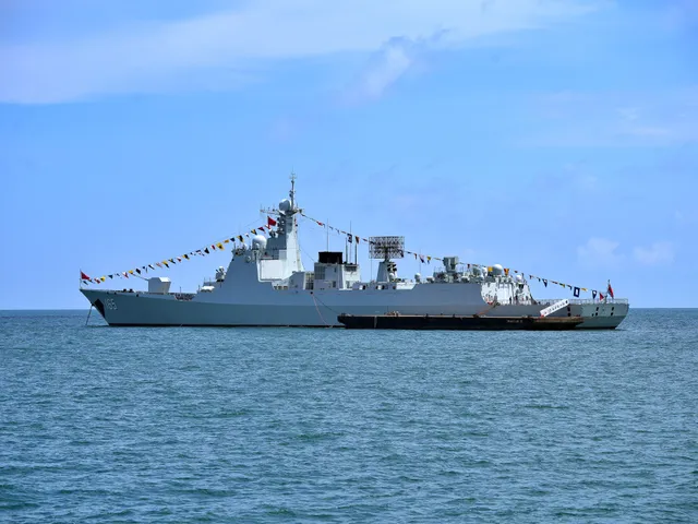 Type 052D / Luyang III-class destroyer, Chinese People's Liberation Army Navy guided-missile destroyer class, Naval Systems - view 3