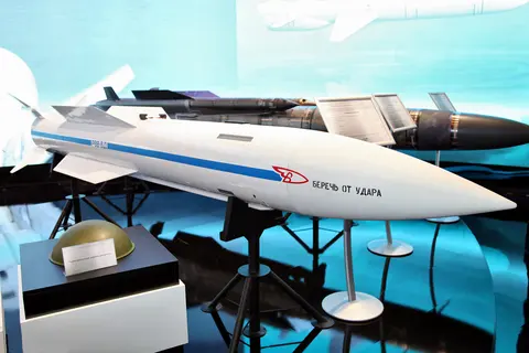 Vympel R-37M / RVV-BD, Very-long-range air-to-air missile, Munitions