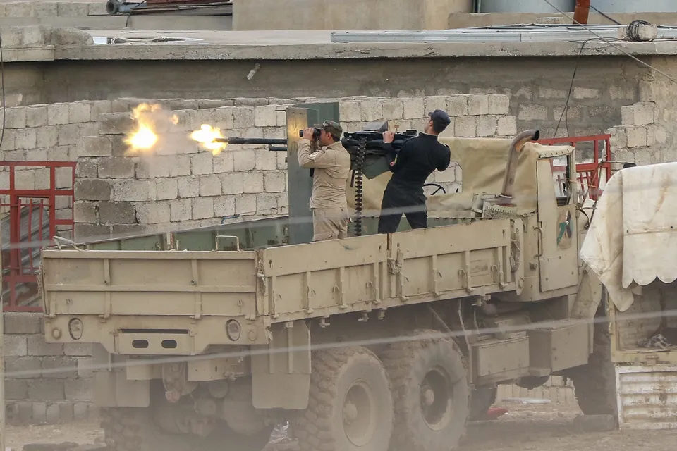 Iraqi Army soldiers firing a heavy machine gun near Mosul in March 2017