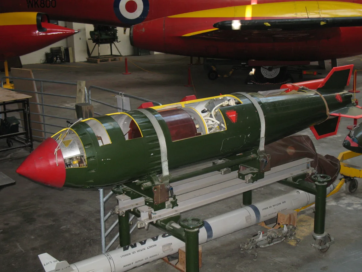 WE.177, Air-dropped free-fall nuclear bomb family, Munitions