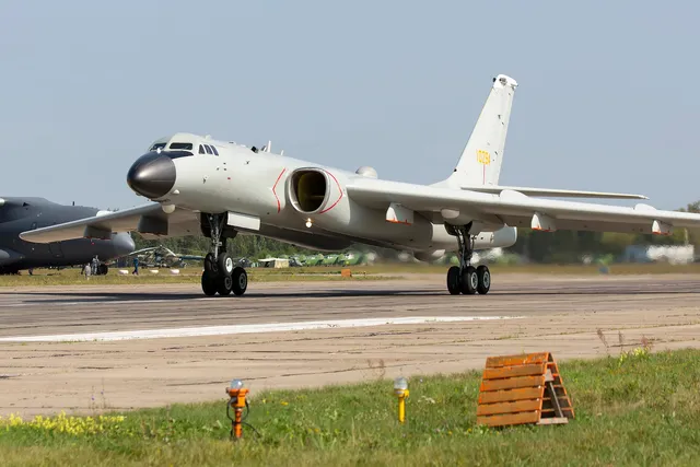 Xi'an H-6, Strategic bomber, Aircraft & UAVs - view 1