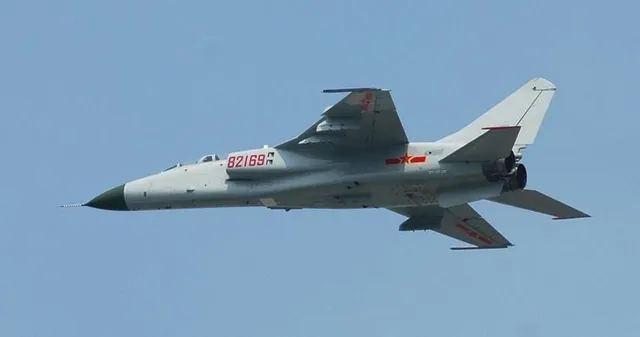 Xi'an JH-7, Twin-engine fighter-bomber, Aircraft & UAVs - view 1