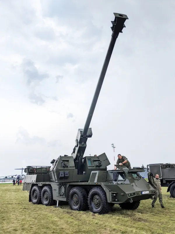 Zuzana 2, 155 mm wheeled self-propelled howitzer, Artillery - view 1
